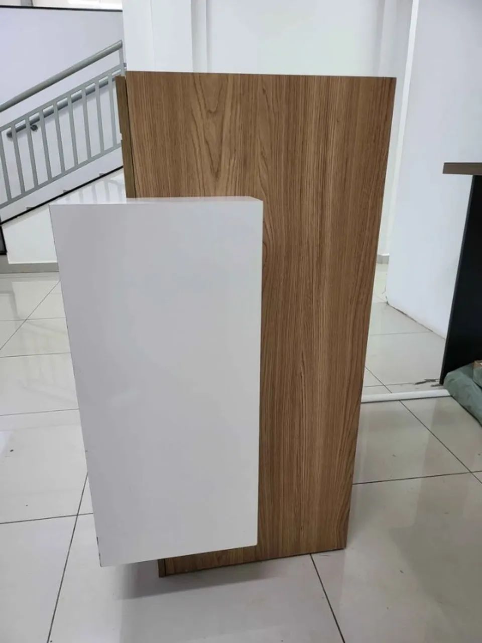Balcão de Recepção Amadeirado e Branco com Gaveta 1,10m