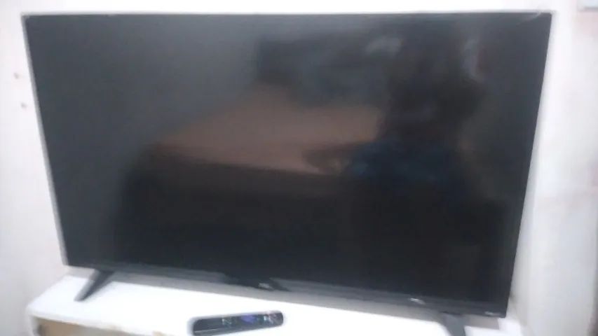Smart tv 43 polegadas aoc roku tv full hd com defeito na tela de uma pancada  - Foto 3