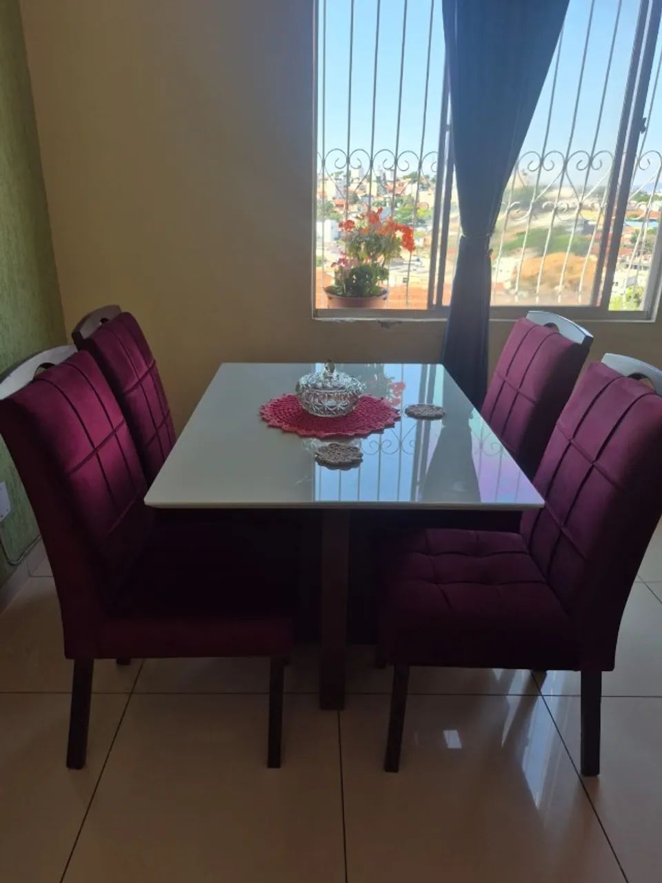 MESA COM 4 CADEIRAS TAMPO DE VIDRO