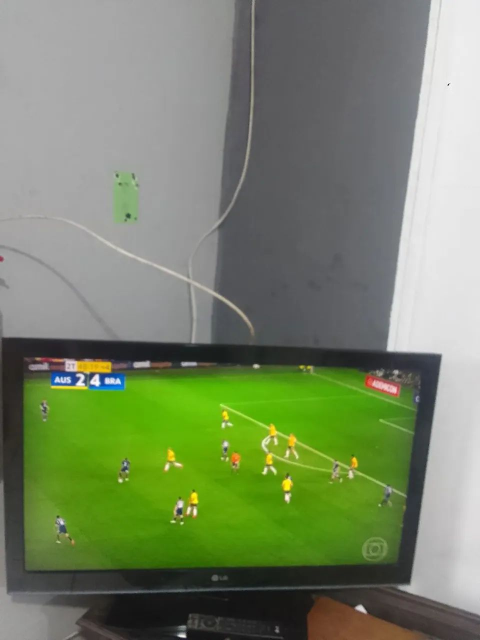 Vendo essa TV 42 polegadas bivolt funciona muito bem com controle LEDE só buscar em Canoas - Foto 5