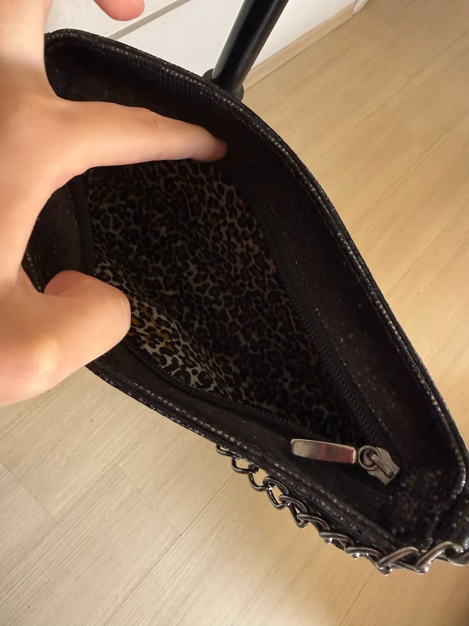 Bolsa Transversal Preta com Brilho e Corrente (Estilo Baguette) - Foto 4