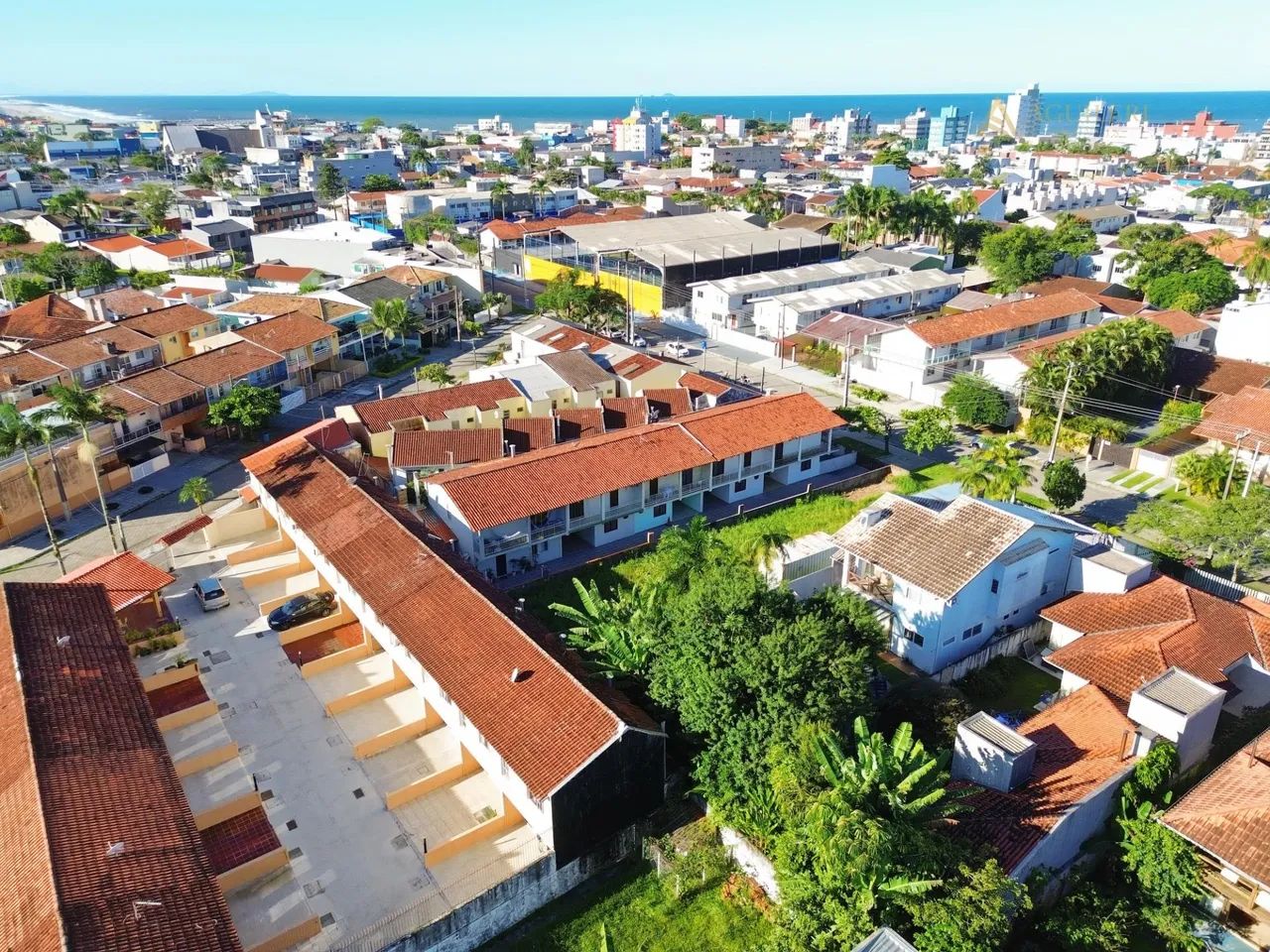 Sobrado próximo ao centro de Matinhos com 04 quartos! - Foto 2