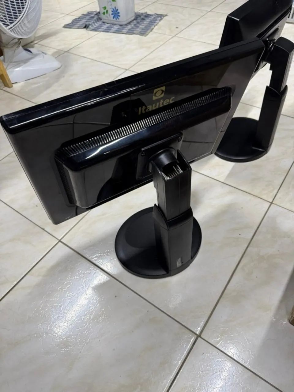 02 Monitores Usados - 20 Polegadas - Funcionando Perfeitamente (Pequenos detalhes) - Foto 4