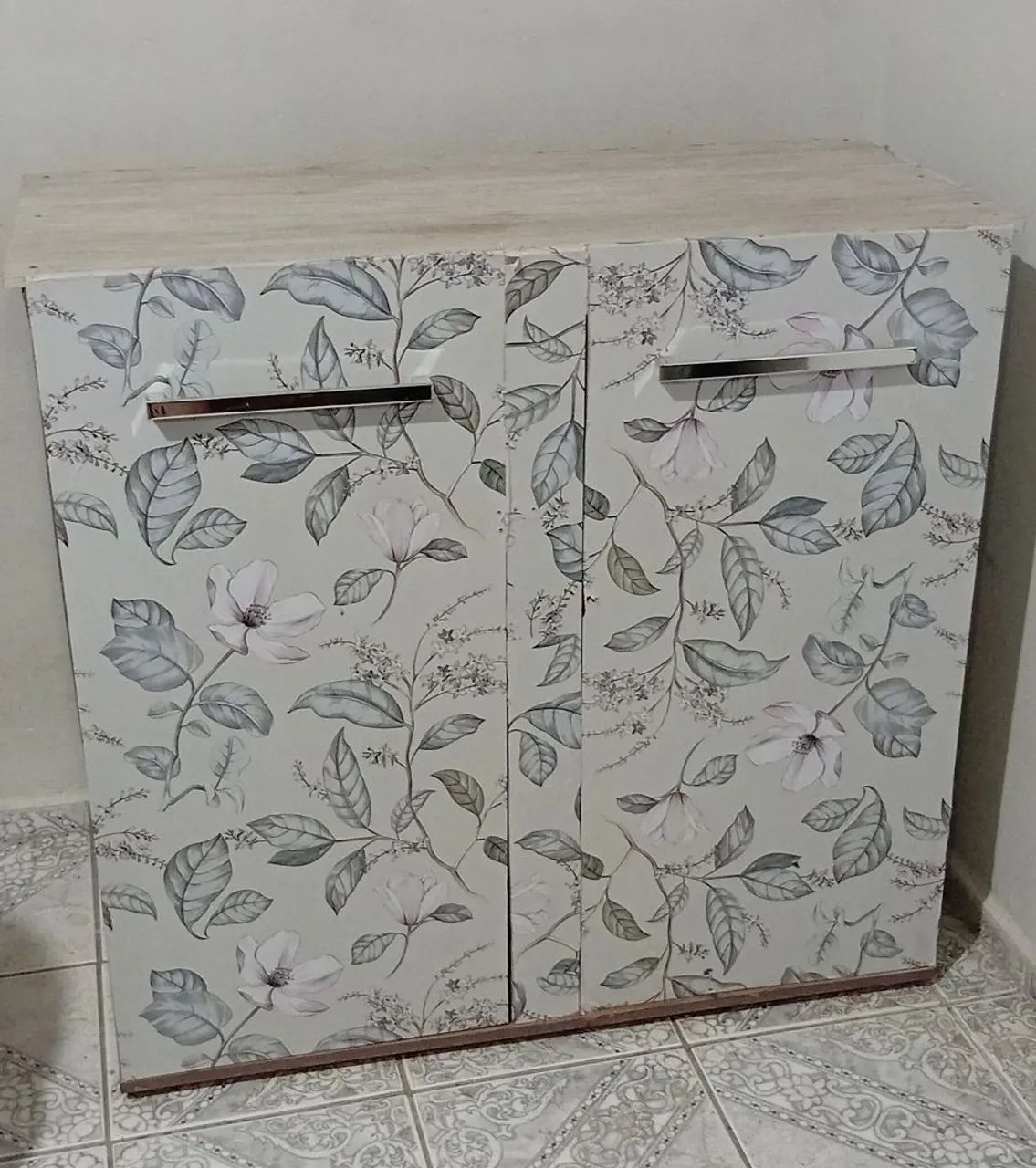 Armário com estampa floral