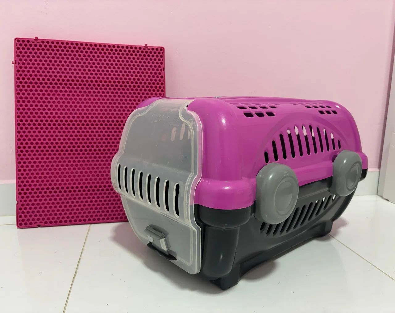 Casinha de viagem + banheiro de necessidades para pets na cor rosa.