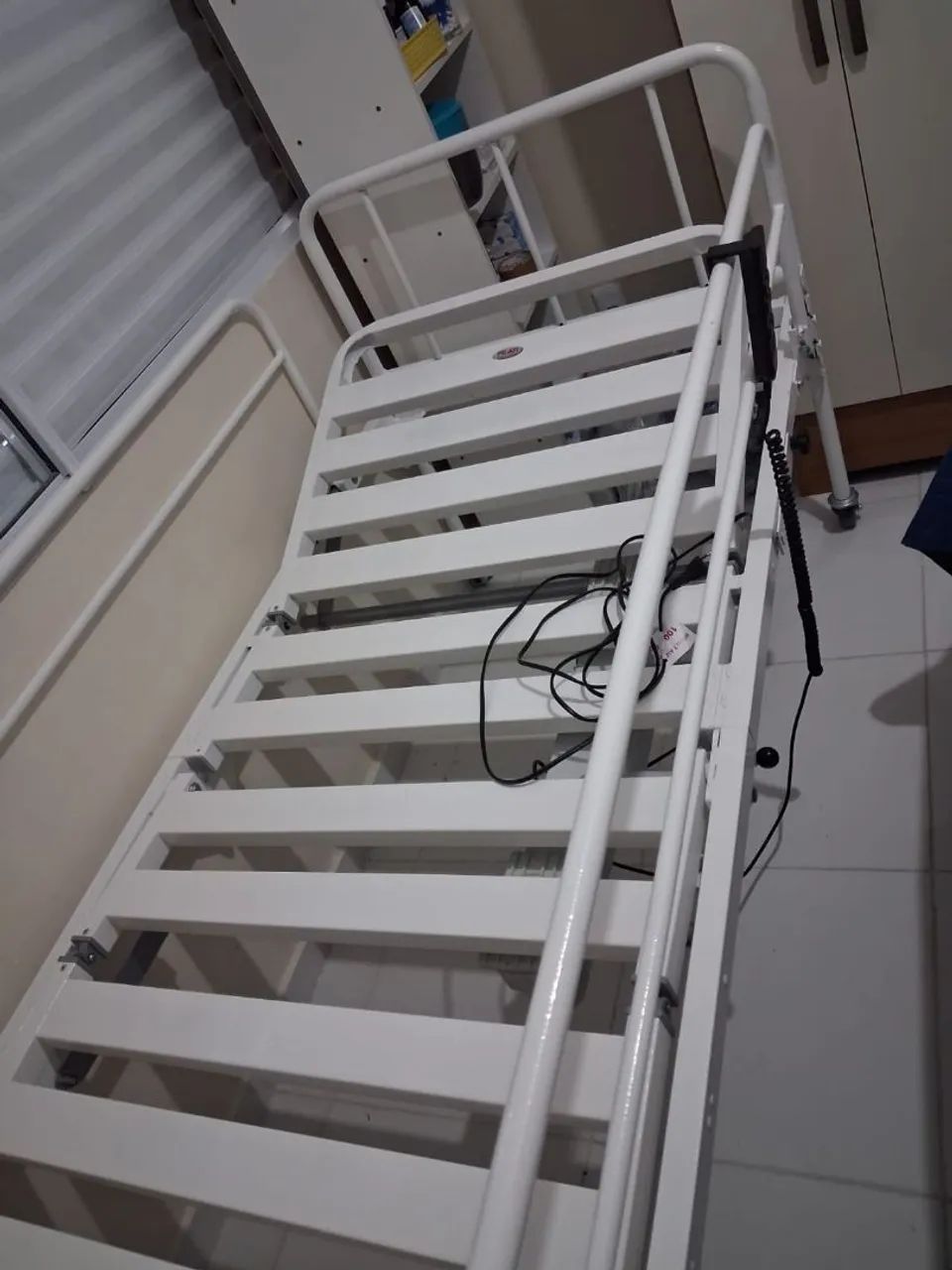Cama hospitalar motorizada com colchão nova - Foto 4