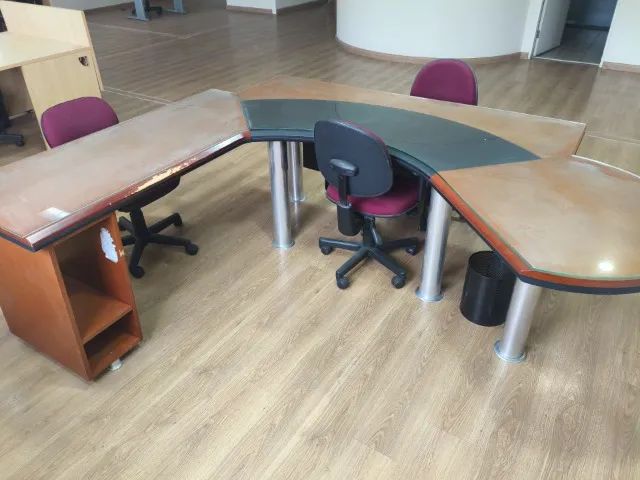 Mesa de escritório executiva em L