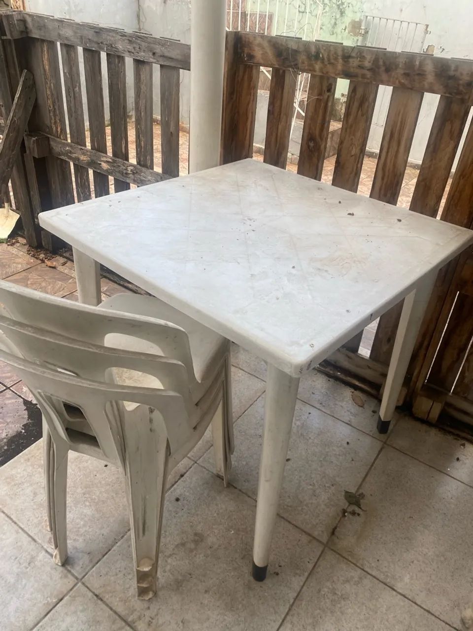 Jogo de mesa com 4 cadeiras 