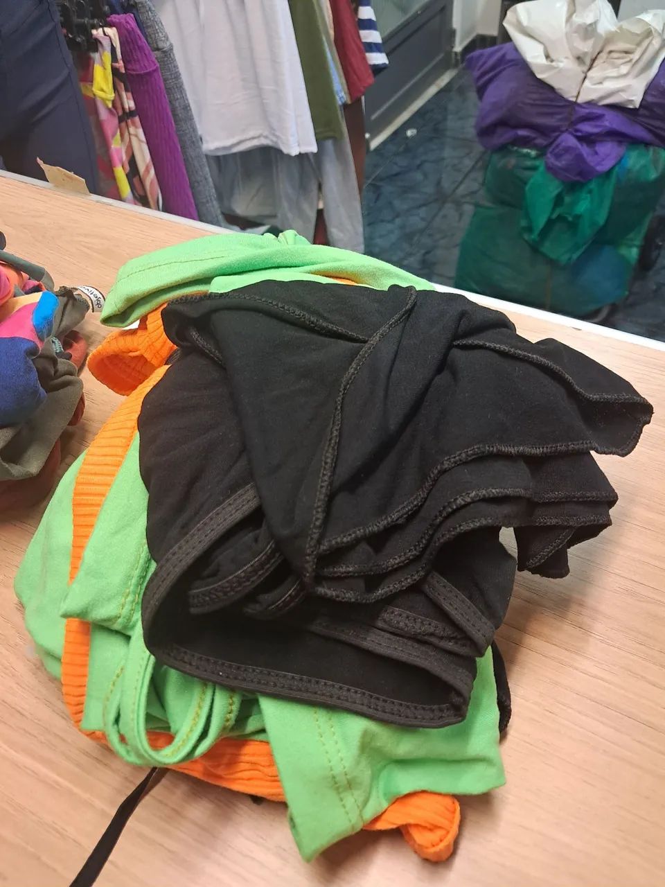 Roupas com defeito de fabreca so 1.00 - Foto 5