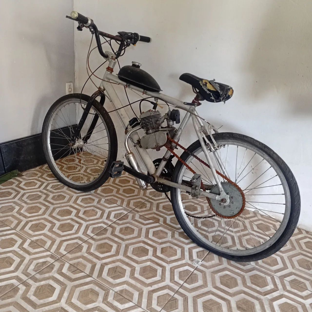 VENDO BICICLETA MOTORIZADA, FUNCIONANDO PERFEITAMENTE, FALTA SÓ CABO DE EMBREAGEM,