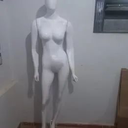 Manequim Feminino Resina e Fibra - Branco C/2 Braços moveis