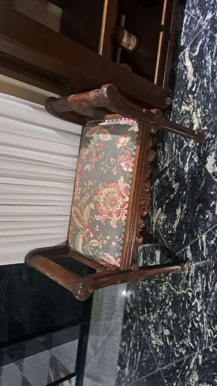 Banqueta de piano com braços estilo clássico/renascença 