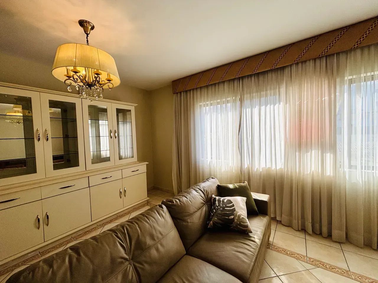 Amplo Apartamento no Centro, 3 quartos com suíte, dependência/escritório e sacada - Foto 2