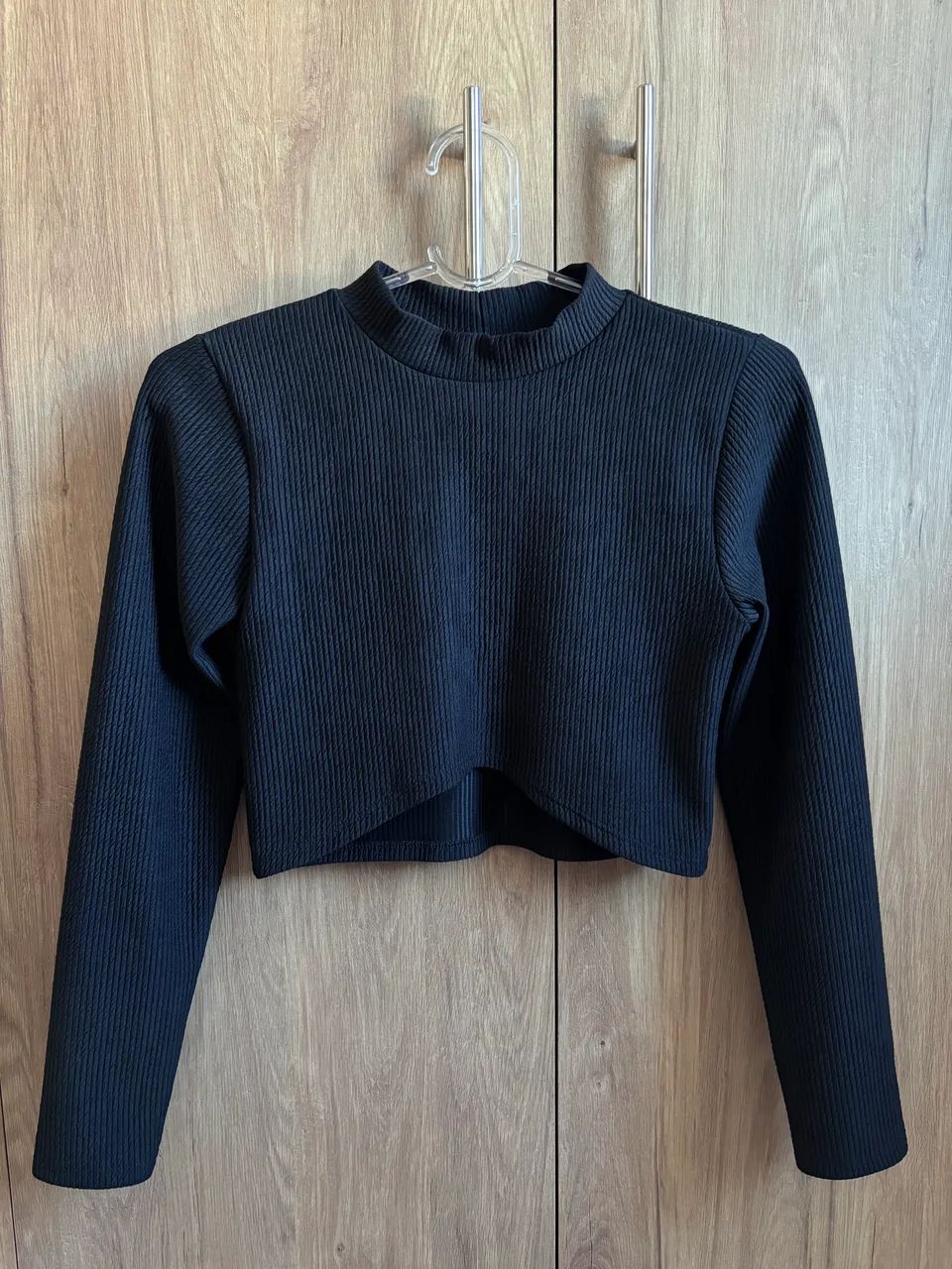 Cropped canelado preto manga longa 