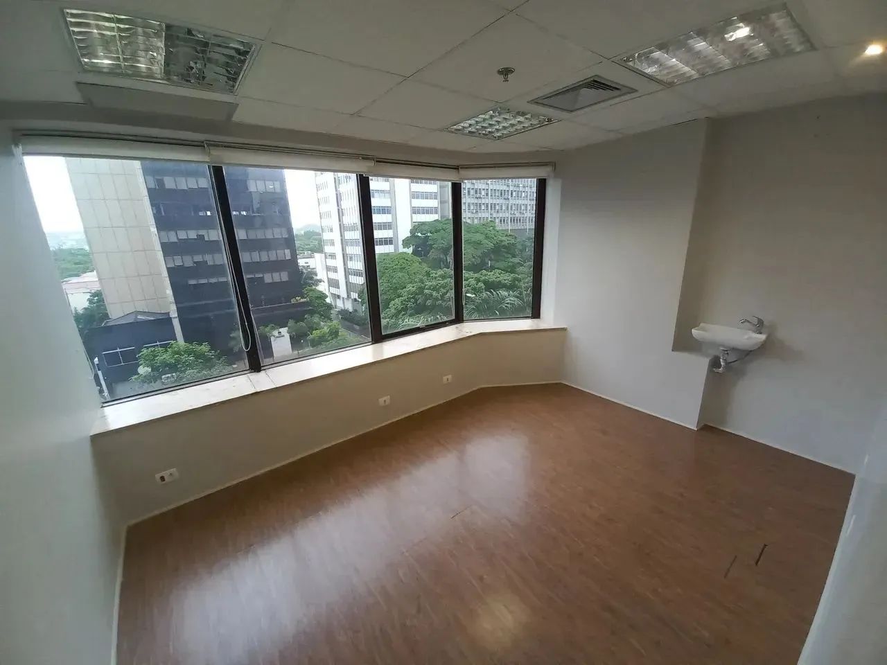 Sala Comercial 54m² na Av. Faria Lima no Jardim Paulistano para locação - Foto 2