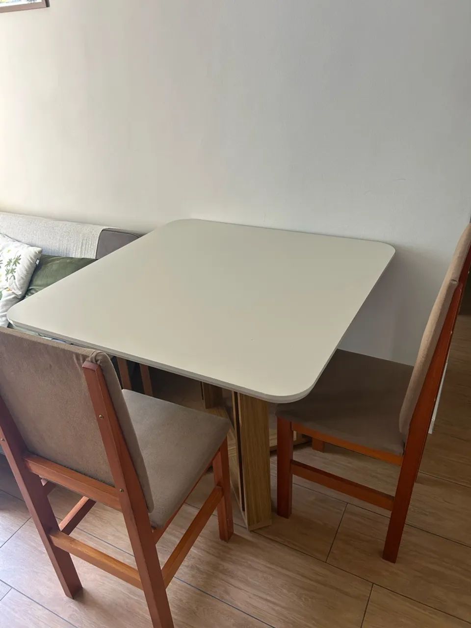 Mesa de jantar + 2 cadeiras - usada - bom estado