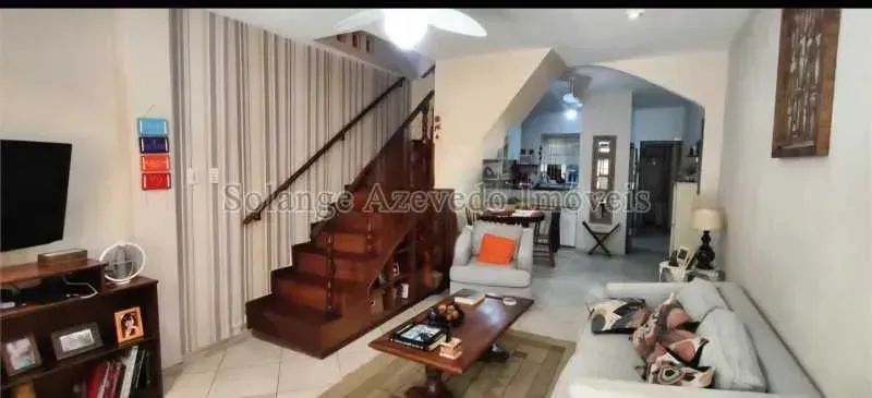 CASA DE VILA NA RUA MARQUÊS DE VALENÇA NA TIJUCA.