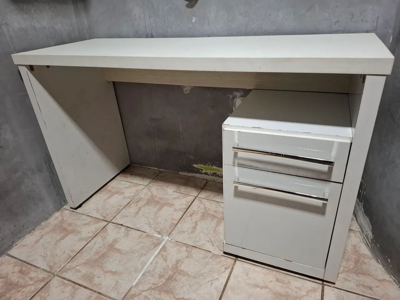 Escrivaninha de escritório com gaveteiro. - Foto 2