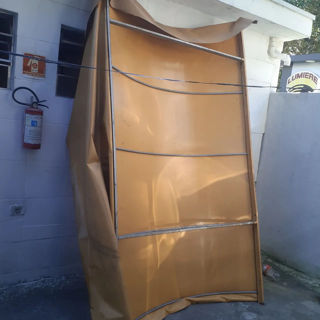 Toldo em Bom estado só  lavar - Foto 3