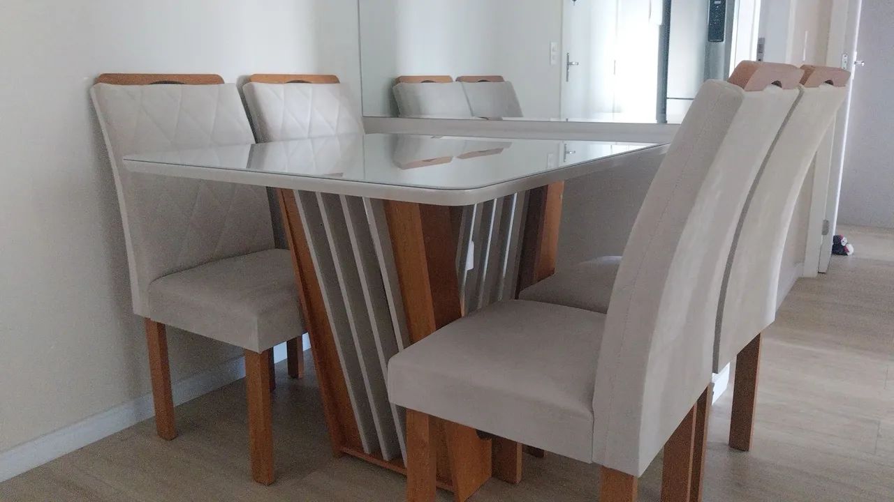 Vendo uma mesa com 4 cadeiras - Foto 2