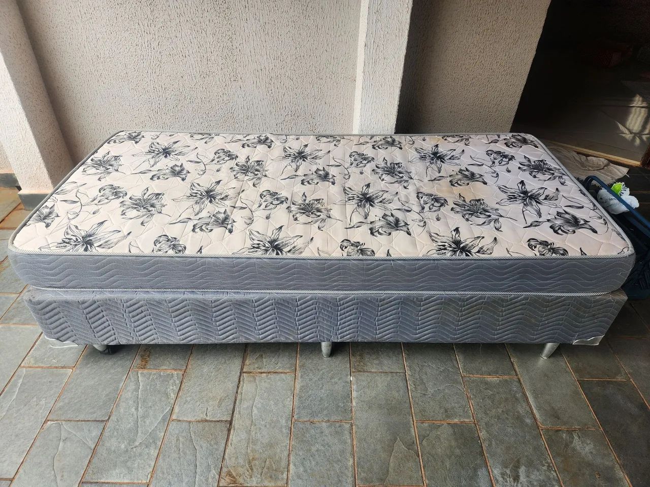 R$ 400 Duas Camas Box Solteiro com colchão  - Foto 2