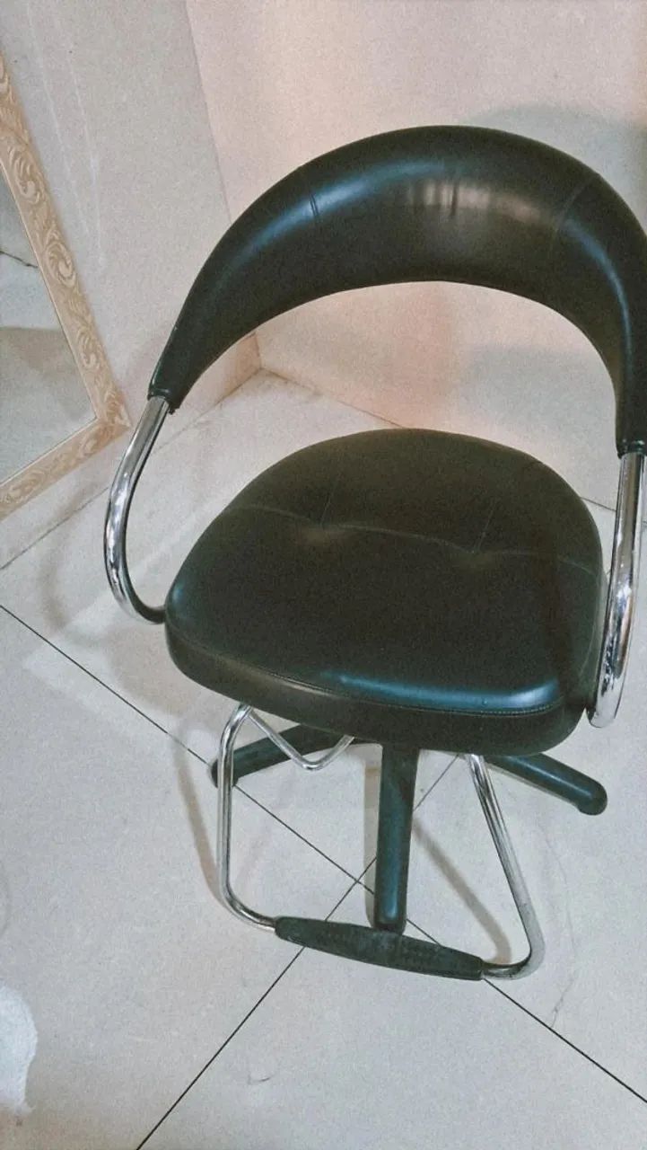 Vendo um lavatório e 2 cadeiras para salão, ou barbearia,estão em ótimas condições