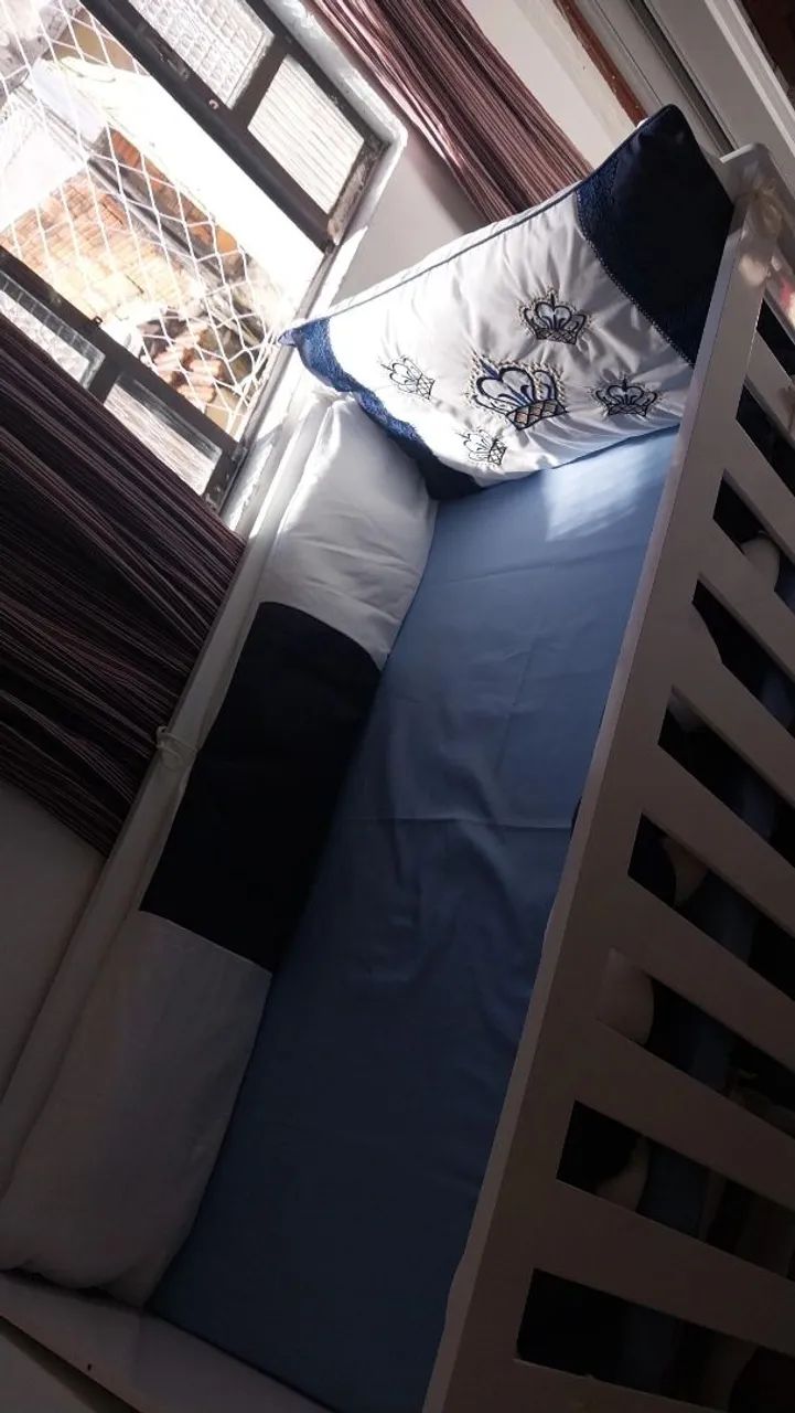 Berço com colchão.