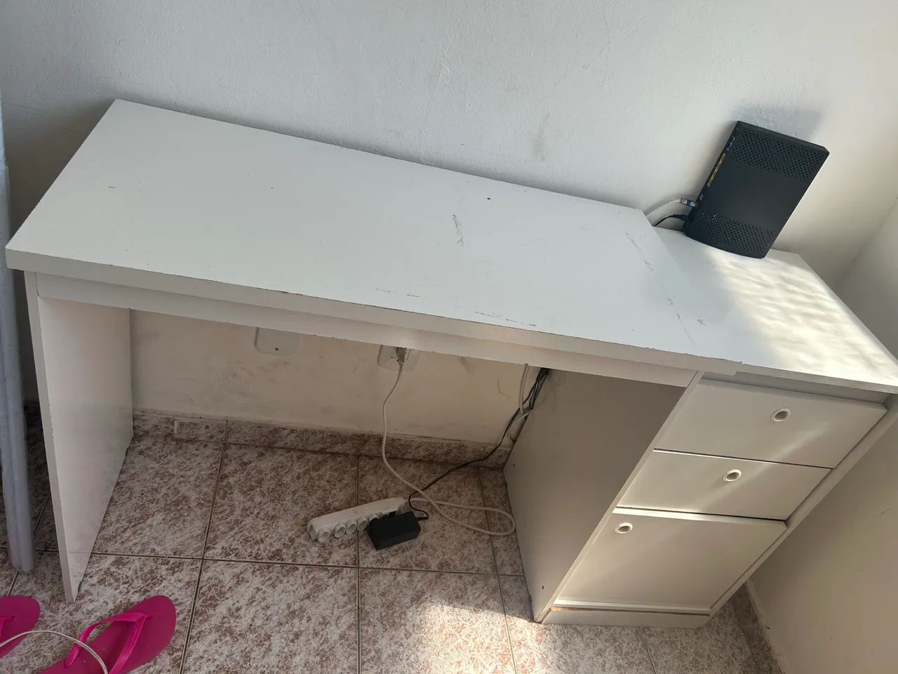 Mesa de escritório com 2 gavetas e 1 nicho