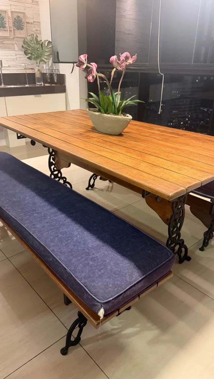 Mesa de madeira maciça com ferro fundido