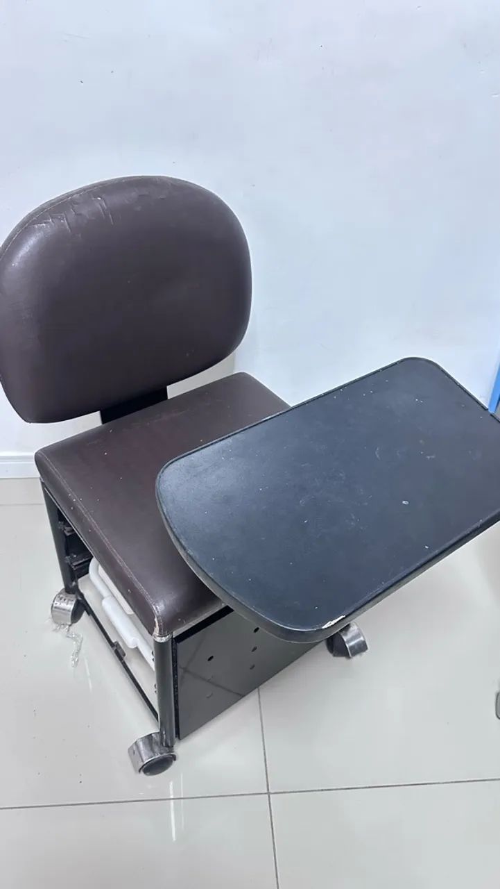 Cadeira de Manicure Profissional Usada com Carrinho e Bandejas