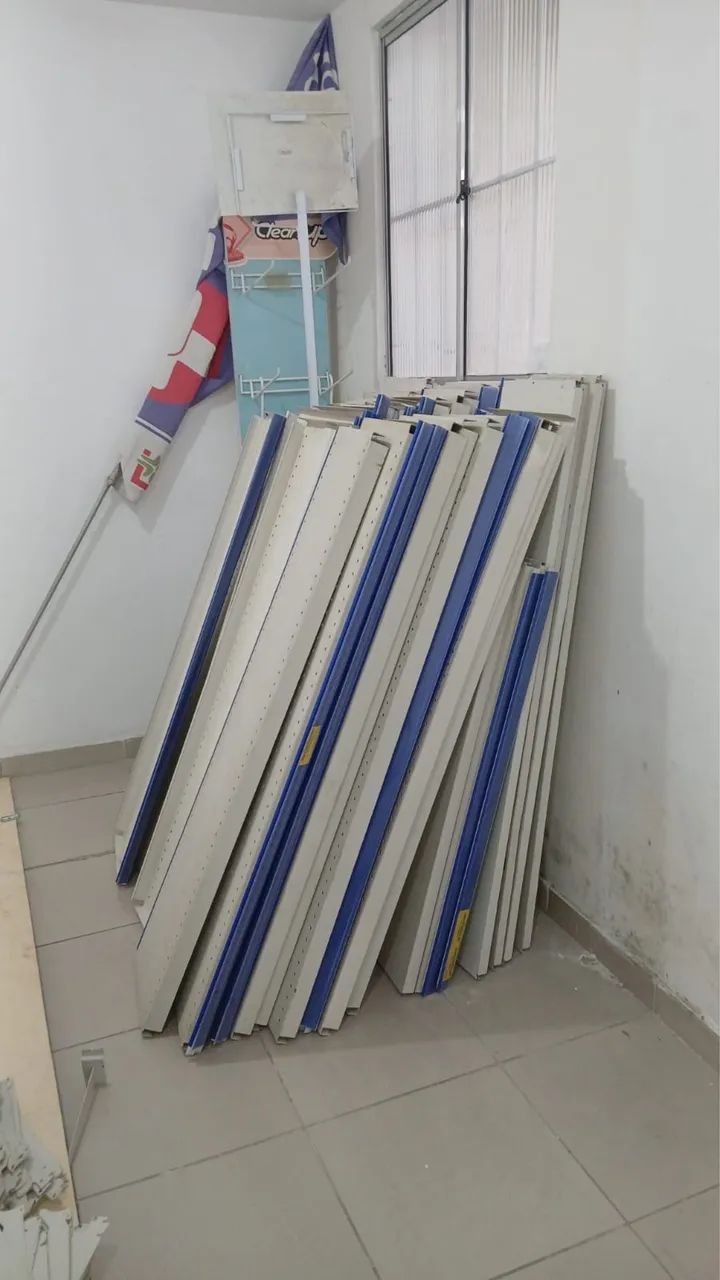 Conjunto de gôndolas e prateleiras para loja - Foto 2