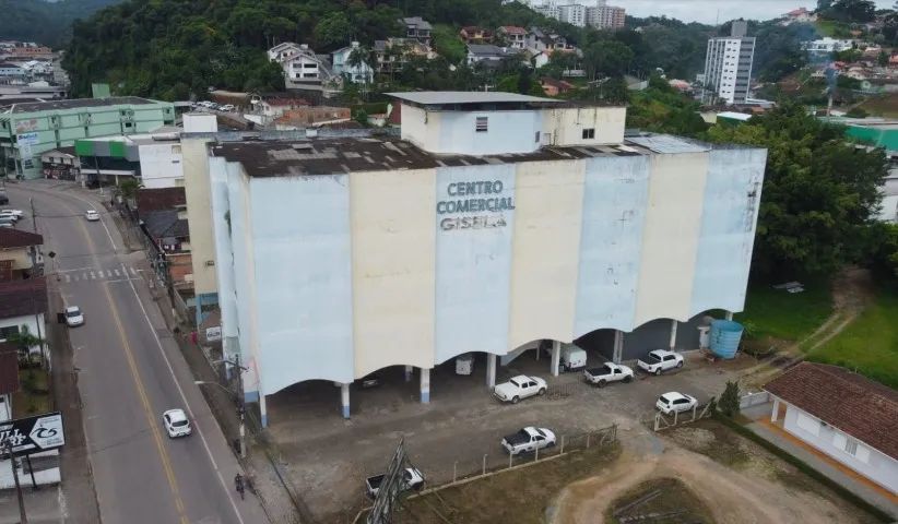 VENDO sala no Centro Comercial Gisela Azambuja.