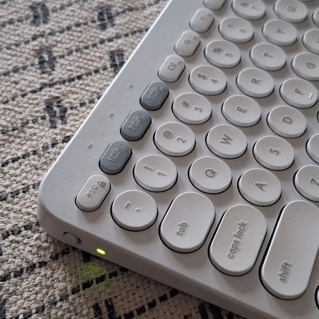 Teclado Sem Fio Bluetooth Logitech Pebble Keys 2 K380s Branco - Excelente Estado - Foto 2