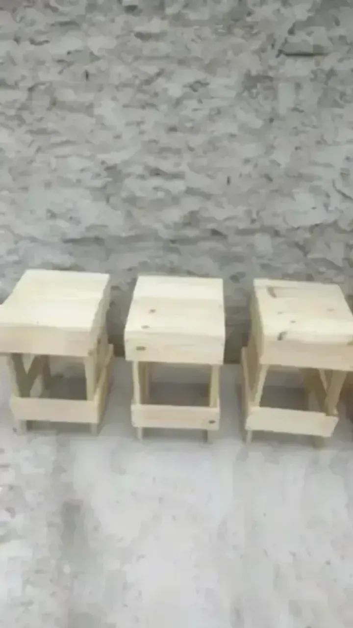 Mesa para bar toda parafusada e pregada com dois banquinhos - Foto 2