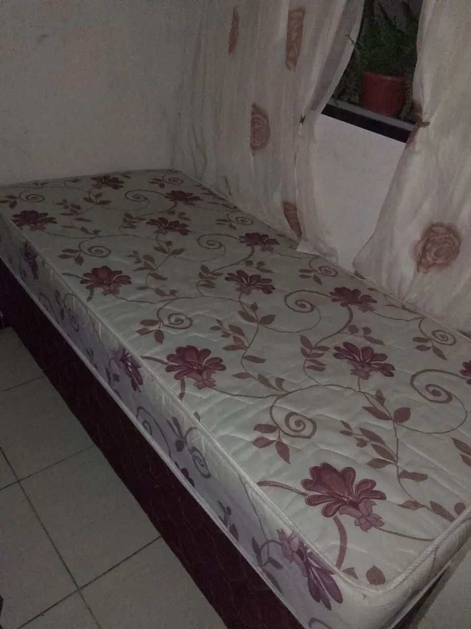 Cama de solteiro box , seminova , em bom estado de usado .