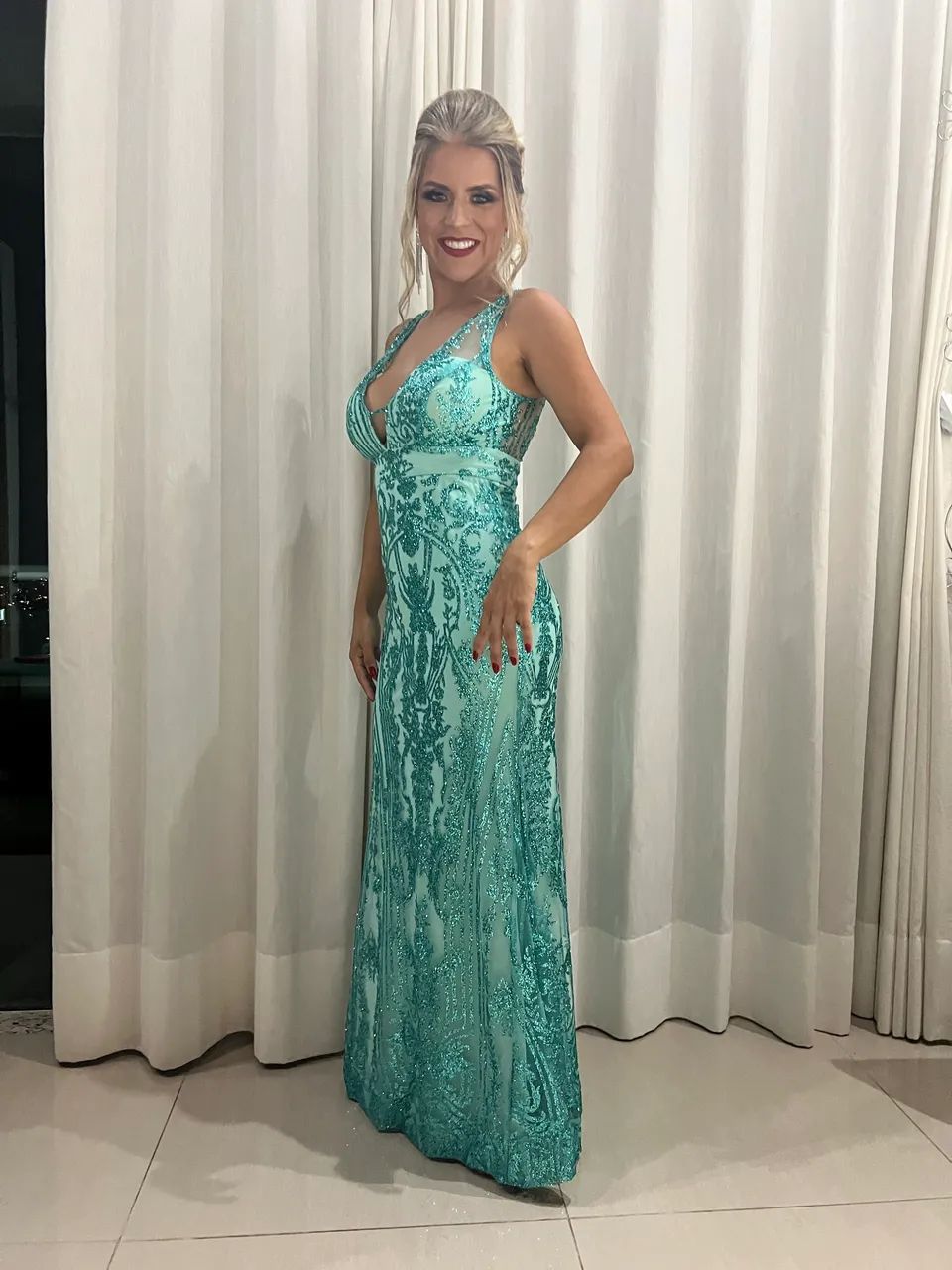 Vestido para festas com brilhos usado uma vez 