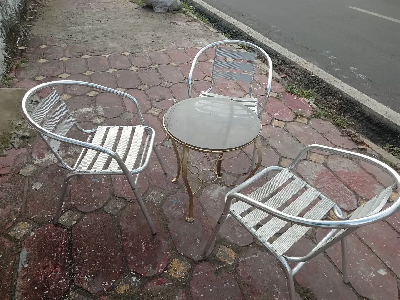 VENDO UM  CONJUNTO DE AREA COM 3 CADEIRAS SO  - Foto 2