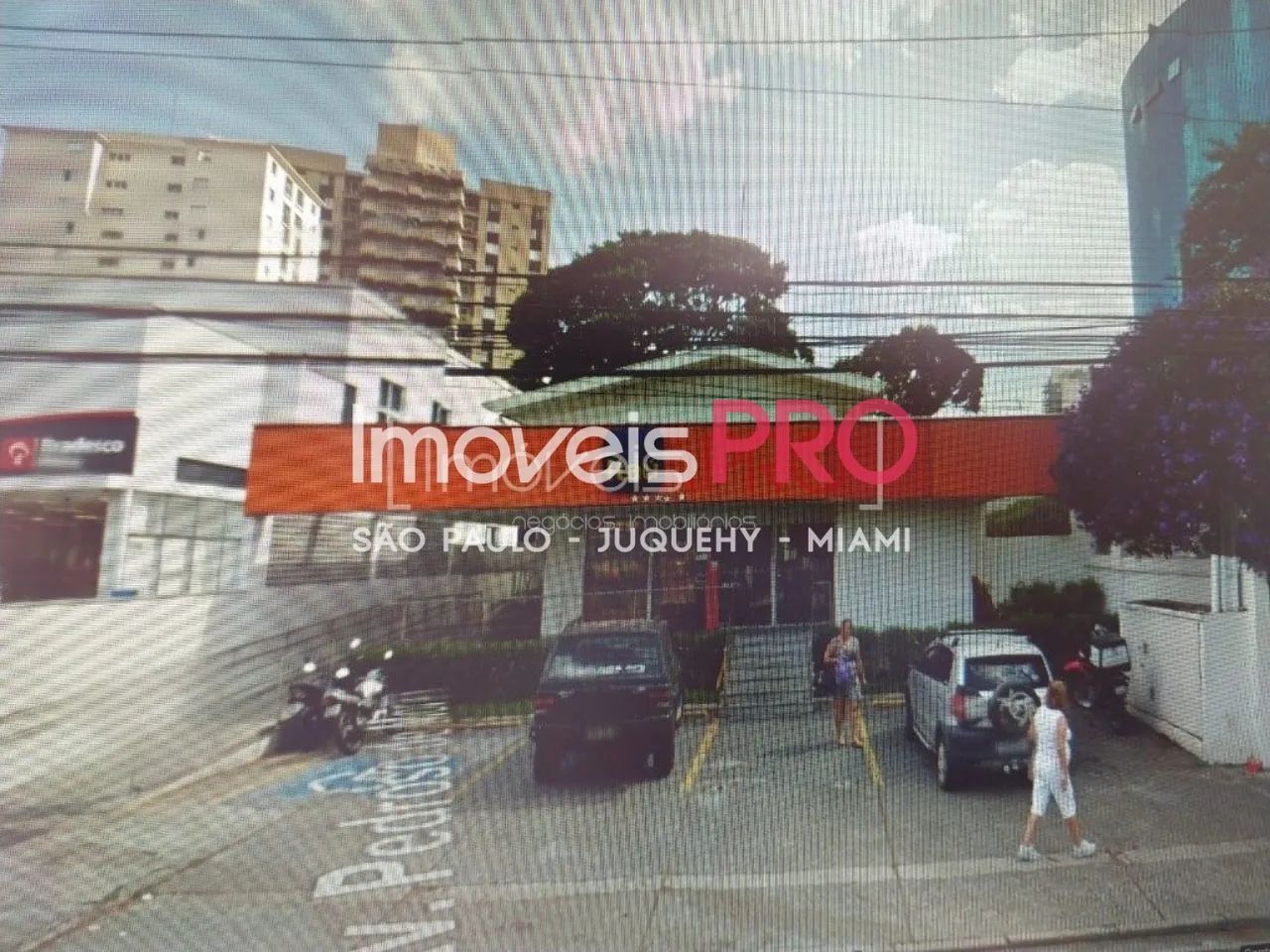 Casa comercial em avenida movimentada