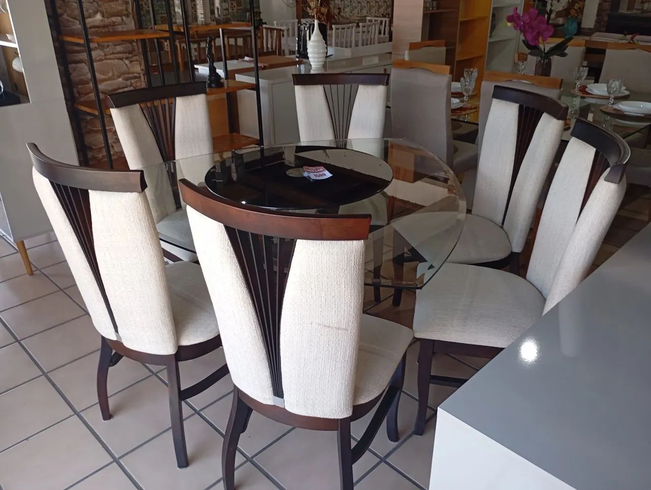 Mesa triangular com 6 cadeiras e tampo de vidro - Foto 2