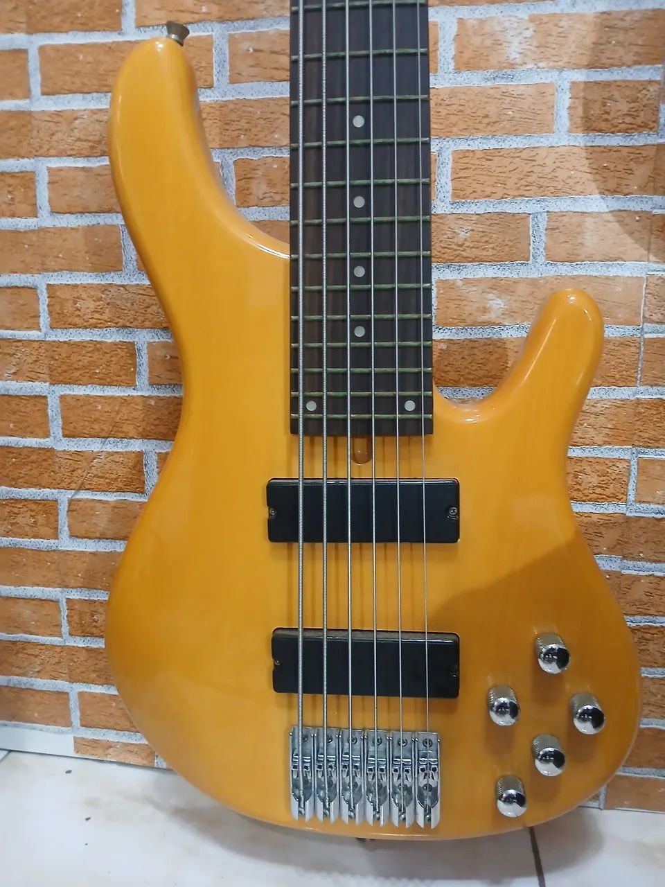 Baixo tagima millenium 6c