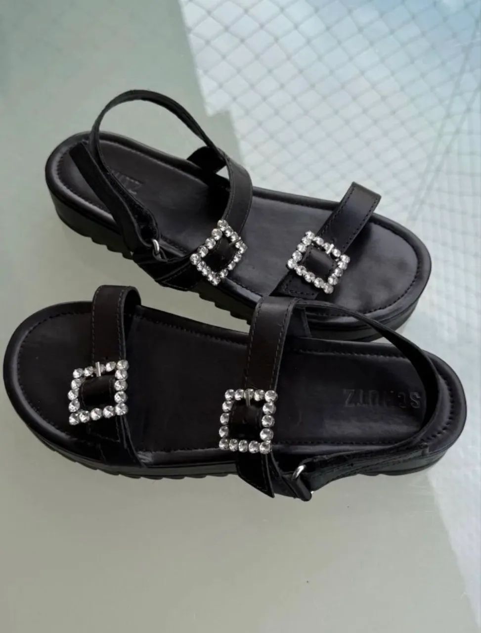 Sandália flatform preta SCHUTZ - Foto 4