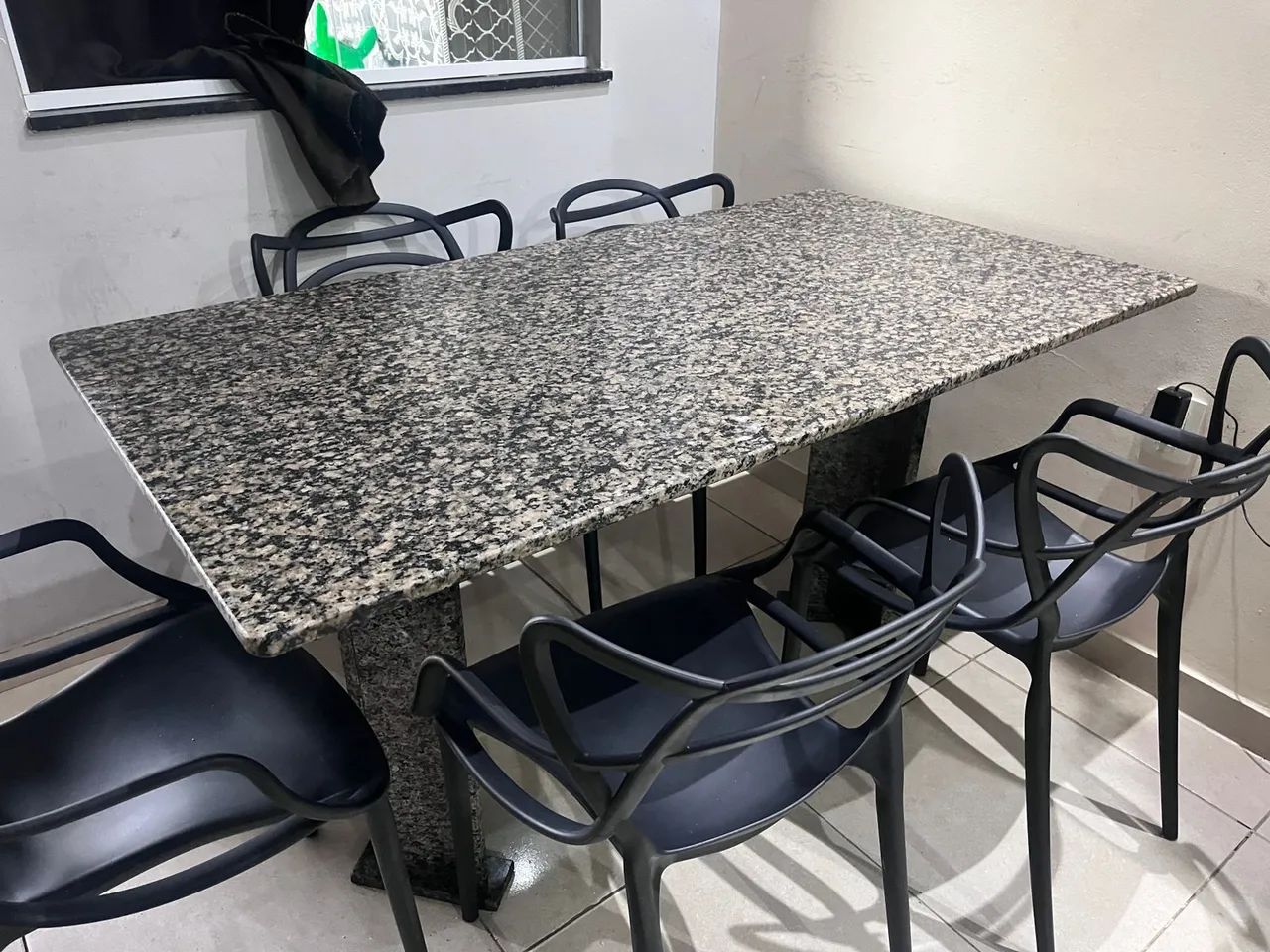 Mesa de mármore com 5 cadeiras  - Foto 2