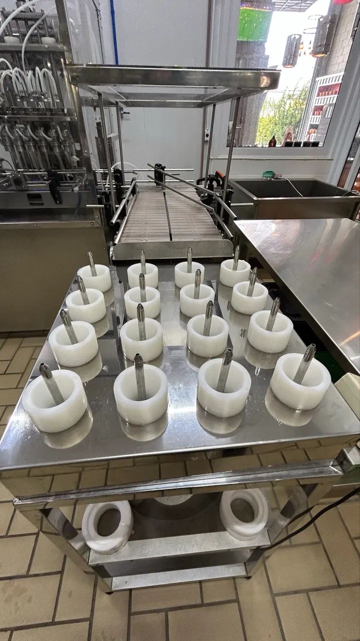 Envasadora/enchedora automática para líquidos e pastosos 6 bicos 200 litros/hora - Foto 3