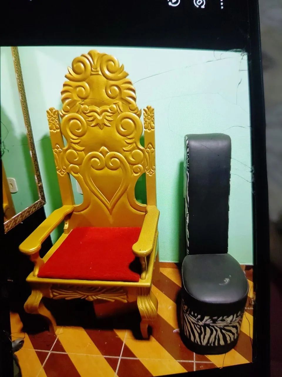 Cadeira Trono Dourada + Puff Tamanco - Foto 4