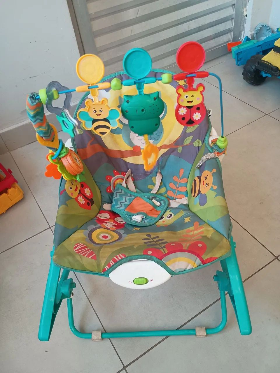 Cadeirinha de balanço vibra e toca - Foto 3