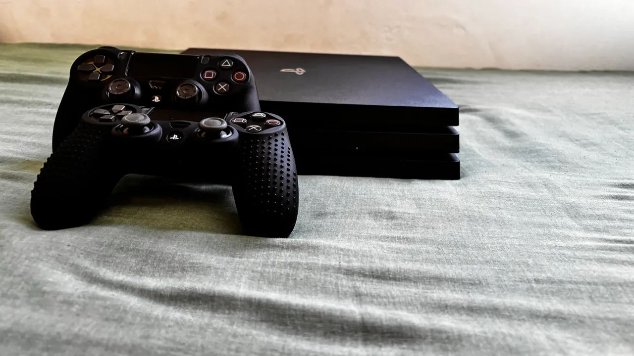 Ps4 pro Com 2 controles + Jogos  - Foto 5