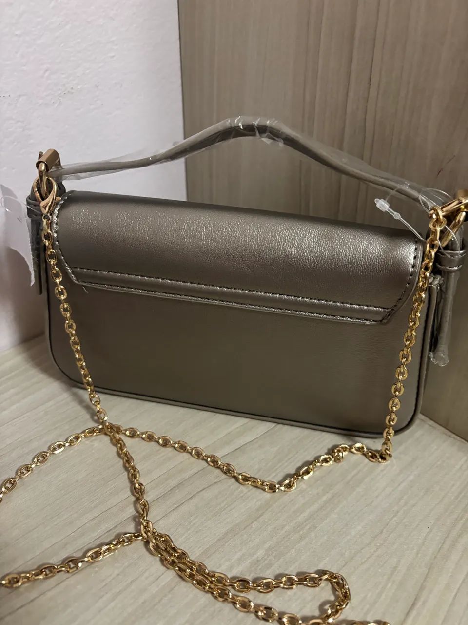 Bolsa couro nova metalizada com alça dourada  - Foto 3