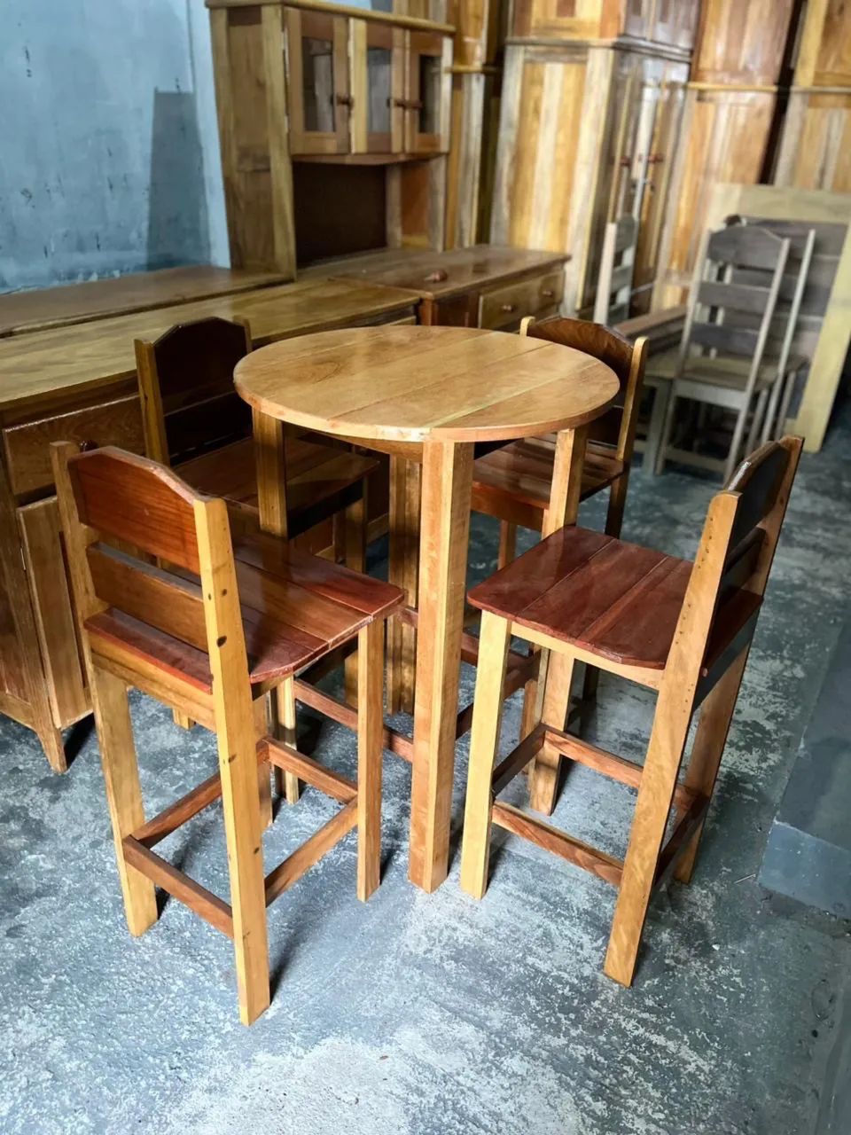 MESA ALTA COM 04 BANQUETAS DE MADEIRA