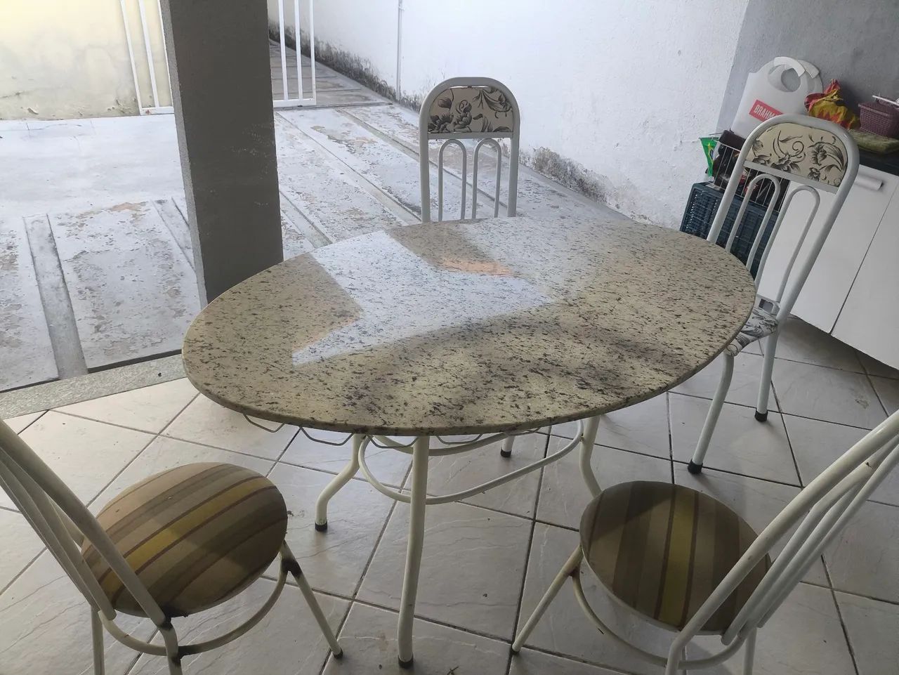 Mesa de Mármore com 4 cadeiras - Foto 3