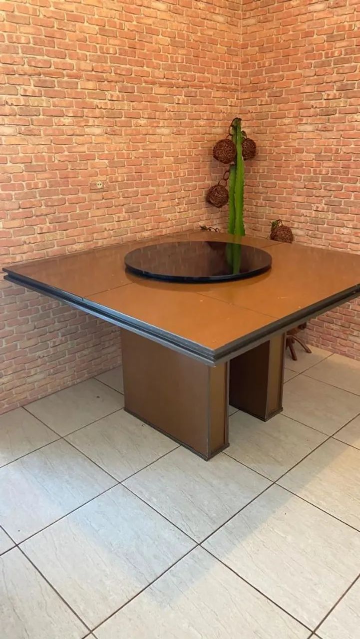 Mesa com tampa giratória